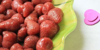 желейный десерт с клубникой