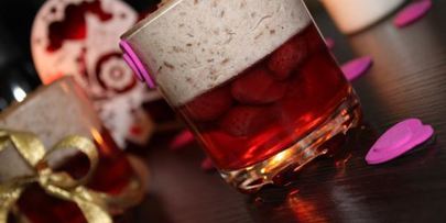 желейный десерт с клубникой