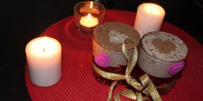 желейный десерт с клубникой