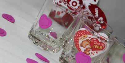 желейный десерт с клубникой