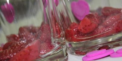 желейный десерт с клубникой