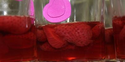 желейный десерт с клубникой