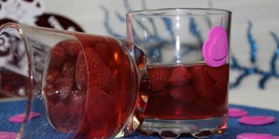 желейный десерт с клубникой