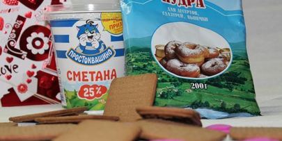 желейный десерт с клубникой