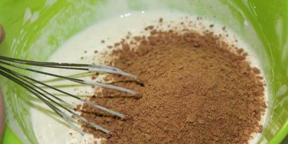 желейный десерт с клубникой