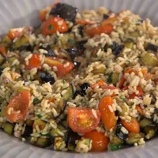 Бурый рис с помидорами и запеченными баклажанами