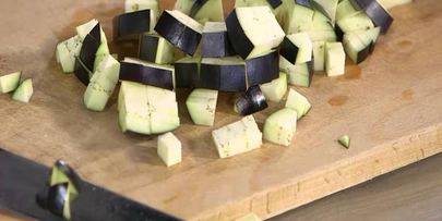 бурый рис с помидорами и запеченными баклажанами