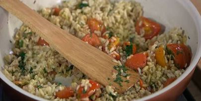 бурый рис с помидорами и запеченными баклажанами