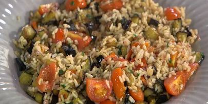 бурый рис с помидорами и запеченными баклажанами