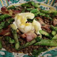 Рецепт Чечевица с яйцом пашот, беконом и спаржей