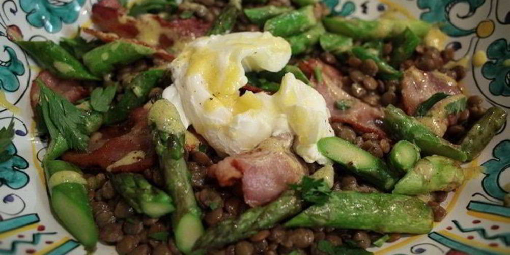 Рецепт чечевица с яйцом пашот, беконом и спаржей