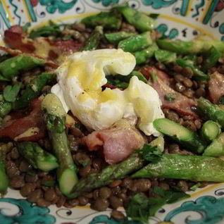 Чечевица с яйцом пашот, беконом и спаржей