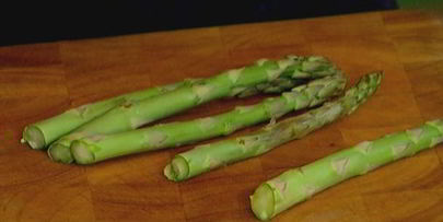 чечевица с яйцом пашот, беконом и спаржей