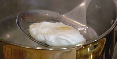 чечевица с яйцом пашот, беконом и спаржей