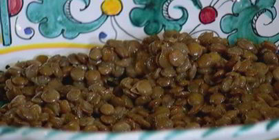 чечевица с яйцом пашот, беконом и спаржей