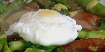 чечевица с яйцом пашот, беконом и спаржей