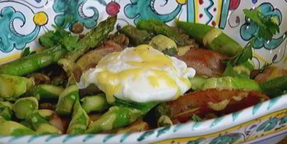 чечевица с яйцом пашот, беконом и спаржей