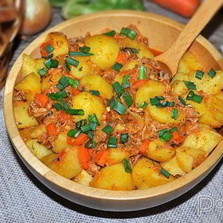 Готовим картофель с тушенкой