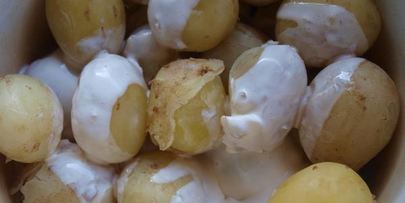 картофель молодой со сметаной и зеленью