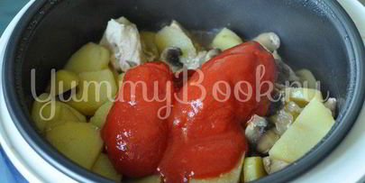 картофель с курицей и грибами в мультиварке