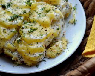 Картофель с луком и сметаной