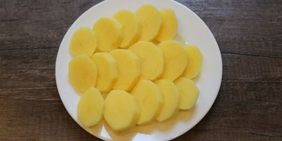 картофель с мясом на шпажках