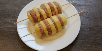 картофель с мясом на шпажках