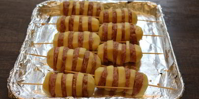картофель с мясом на шпажках