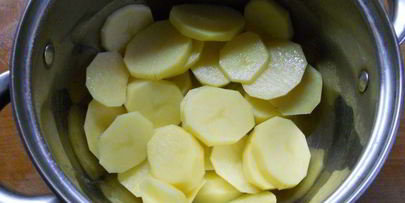 картофель с рыбой в молочном соусе