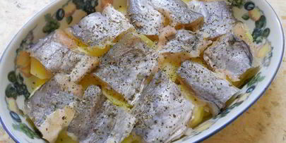 картофель с рыбой в молочном соусе