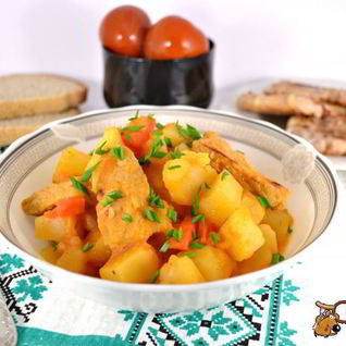 Картофель со свининой и томатом в мультиварке