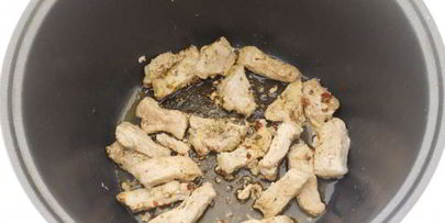 картофель со свининой и томатом в мультиварке