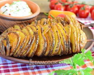 Картофель спиралью на шпажках в духовке
