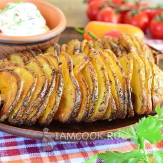 Картофель спиралью на шпажках в духовке
