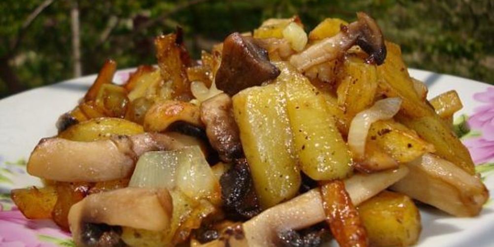 Рецепт картофель, жаренный с грибами и луком