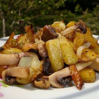 Картофель, жаренный с грибами и луком