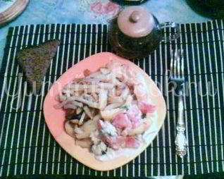 Картофель жареный с салатом