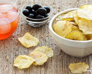 Картофельные чипсы в духовке без масла