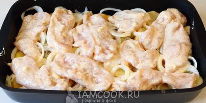 картошка с куриным филе и помидорами в духовке