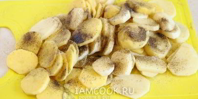 картошка с куриным филе и помидорами в духовке