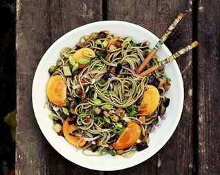 Лапша с баклажанами и хурмой