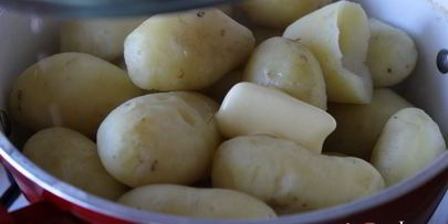 молодой картофель со сметаной и зеленью