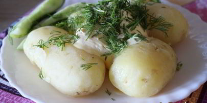 молодой картофель со сметаной и зеленью