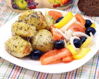 Пряный картофель с салатом