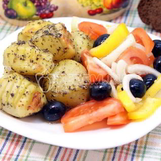 Пряный картофель с салатом