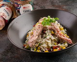 Радужный рис с тунцом