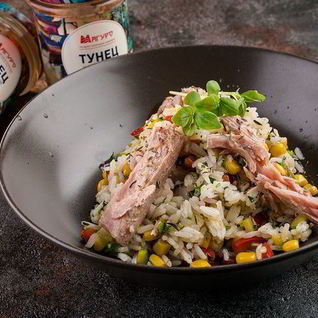 Радужный рис с тунцом