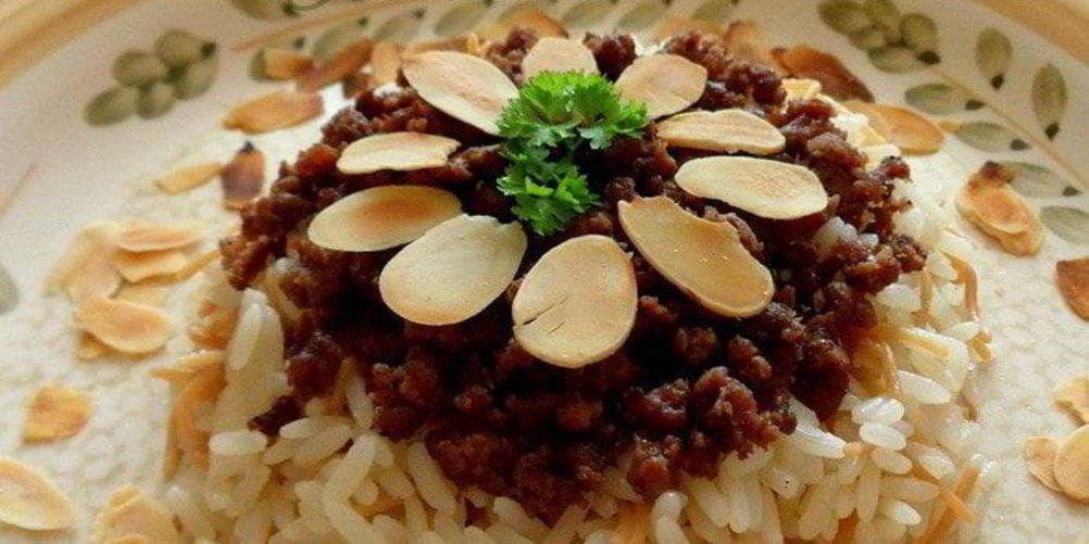 Рецепт рис по-ливански с жареным фаршем и лепестками миндаля