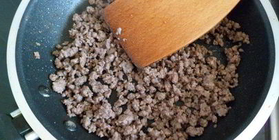 рис по-ливански с жареным фаршем и лепестками миндаля