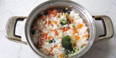 рис с брокколи и зеленым горошком